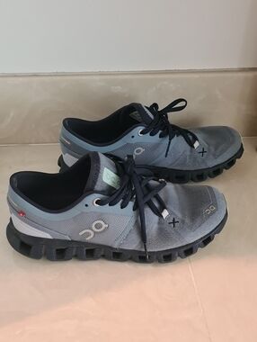 On Running -  Women's Cloud Running Shoes 6.5